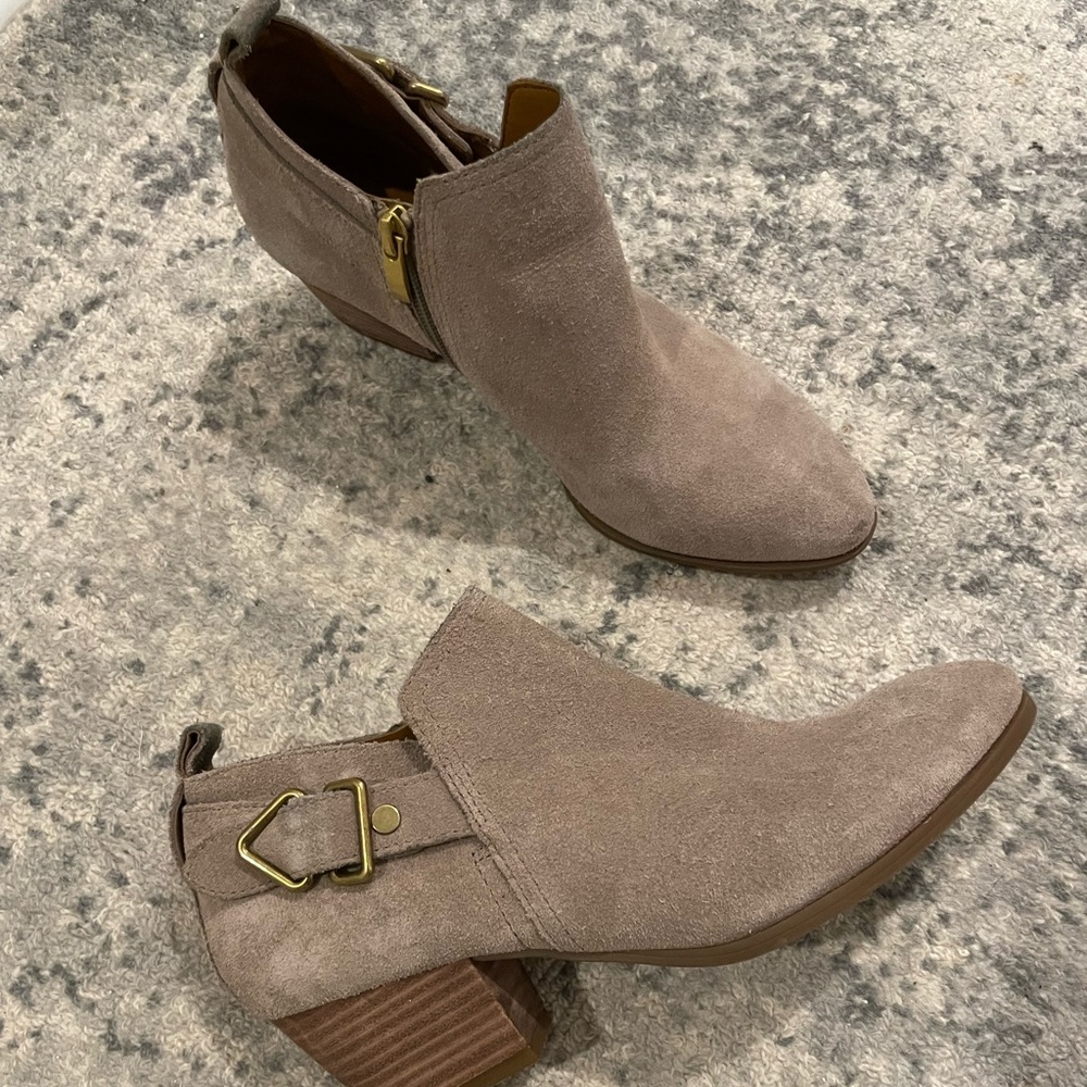 Franco Sarto tan suede booties. SZ 7.5